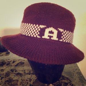 Knitted Etienne Aigner hat